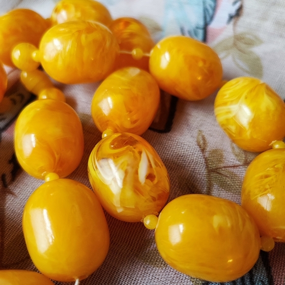 Vintage Lucite Swirled Huge Oval Beads Hidden Screw Clasp Chunky Necklace EUC - Picture 5 of 9